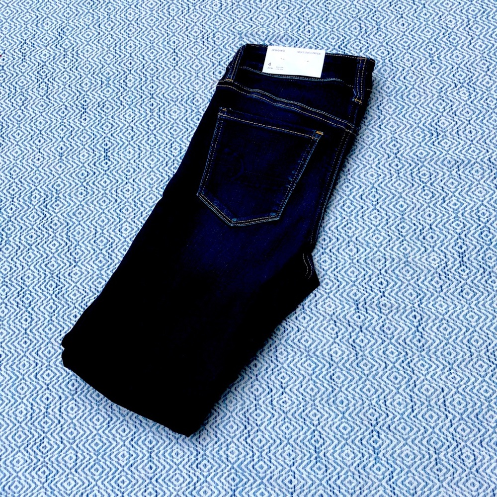 Blue jeans with no rips and is new with tags